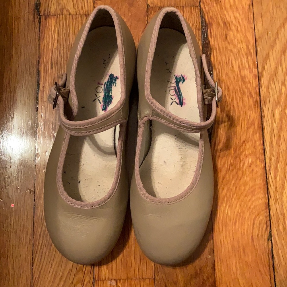 Tap shoes capezio size 5m